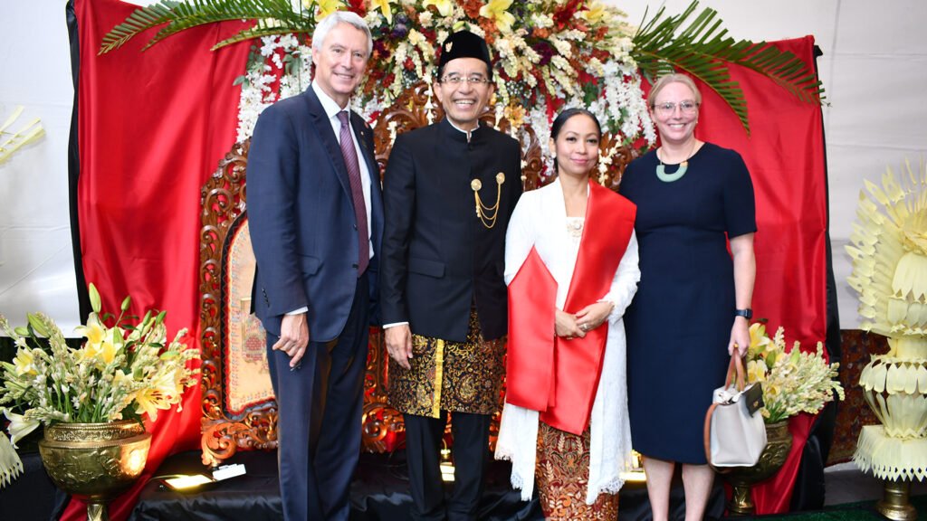 Crispin Conroy, embajador de Australia, Toffery Primanda, embajador de Indonesia, Sra. Rachma Yulianti y Penny Toledo. Crispin Conroy, embajador de Australia, Toffery Primanda, embajador de Indonesia, Sra. Rachma Yulianti y Penny Toledo.