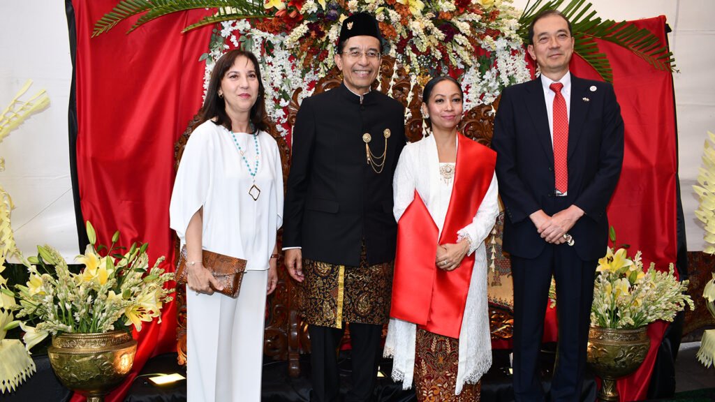 Kozo Honsei, embajador de Japón, Toffery Primada, embajador de Indonesia, Sra. Rachma Yulianti y Mercedes de Honsei. Kozo Honsei, embajador de Japón, Toffery Primada, embajador de Indonesia, Sra. Rachma Yulianti y Mercedes de Honsei.