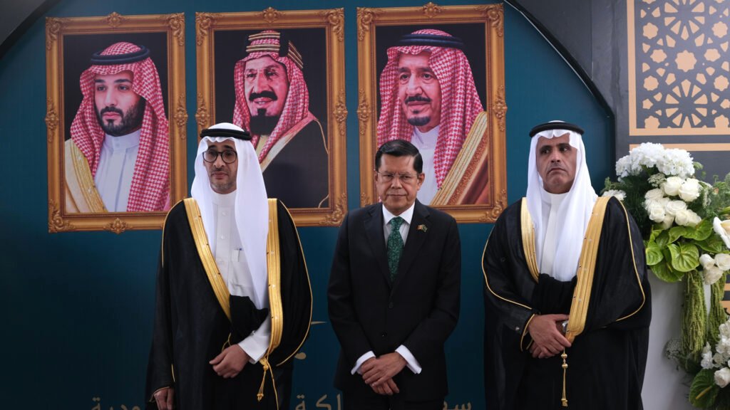 Excmo. Sr. Fahad Ali Almunawer, embajador del Reino de Arabia Saudita, Anibal Gómez Toledo, Director para Oriente Medio, Asia Central y África de la SRE y Mohammed Salah Althubaiti, Ministro Consejero de la embajada de Arabia Saudita. Excmo. Sr. Fahad Ali Almunawer, embajador del Reino de Arabia Saudita, Anibal Gómez Toledo, Director para Oriente Medio, Asia Central y África de la SRE y Mohammed Salah Althubaiti, Ministro Consejero de la embajada de Arabia Saudita.