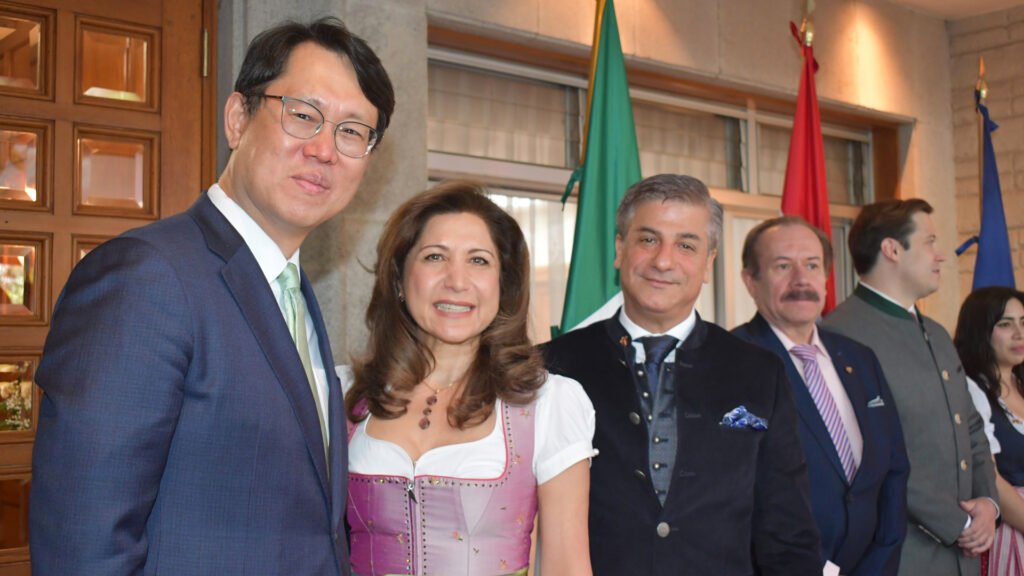Jooil Lee, embajador de Corea del Sur, Bita Rasoulian, embajadora de Austria y Rami Mahmoudi.