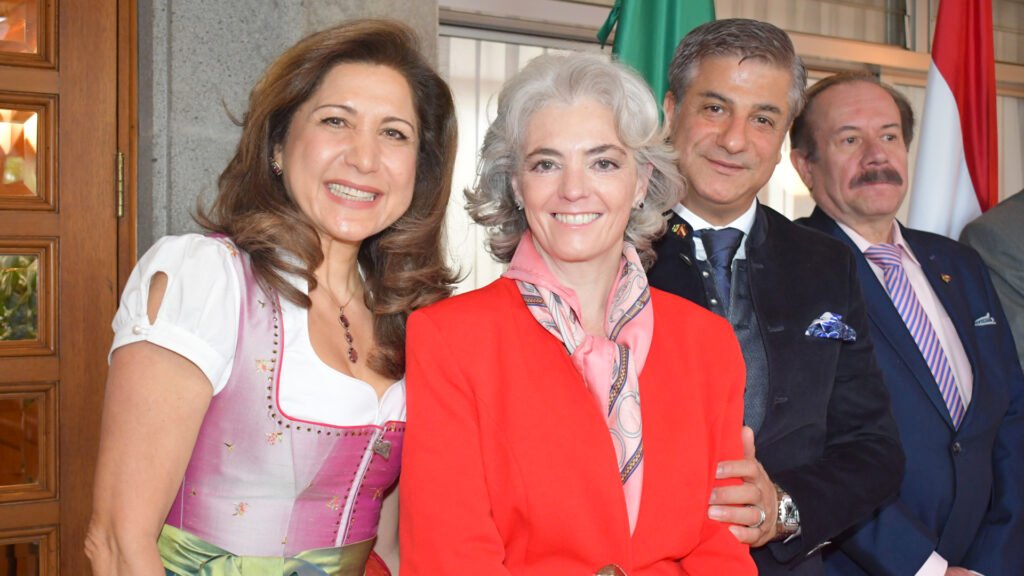 Paola Migoya Velázquez , Bita Rasoulian, embajadora de Austria y Rami Mahmoudi.